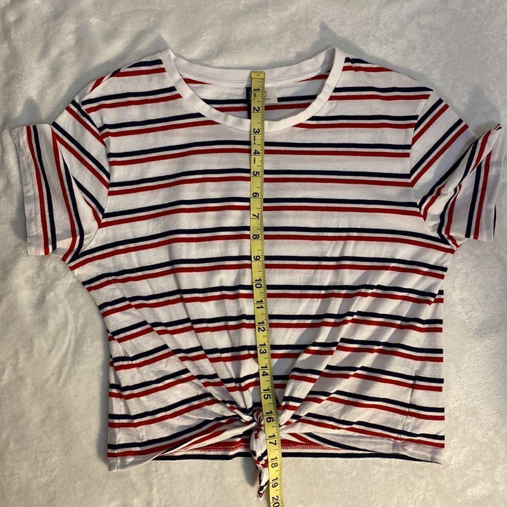 Divided cropped t-shirt. - Picture 6 of 6
